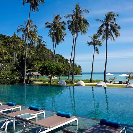 Saii Phi Phi Island Village Esterno foto Infinity pool at a resort in Thailand