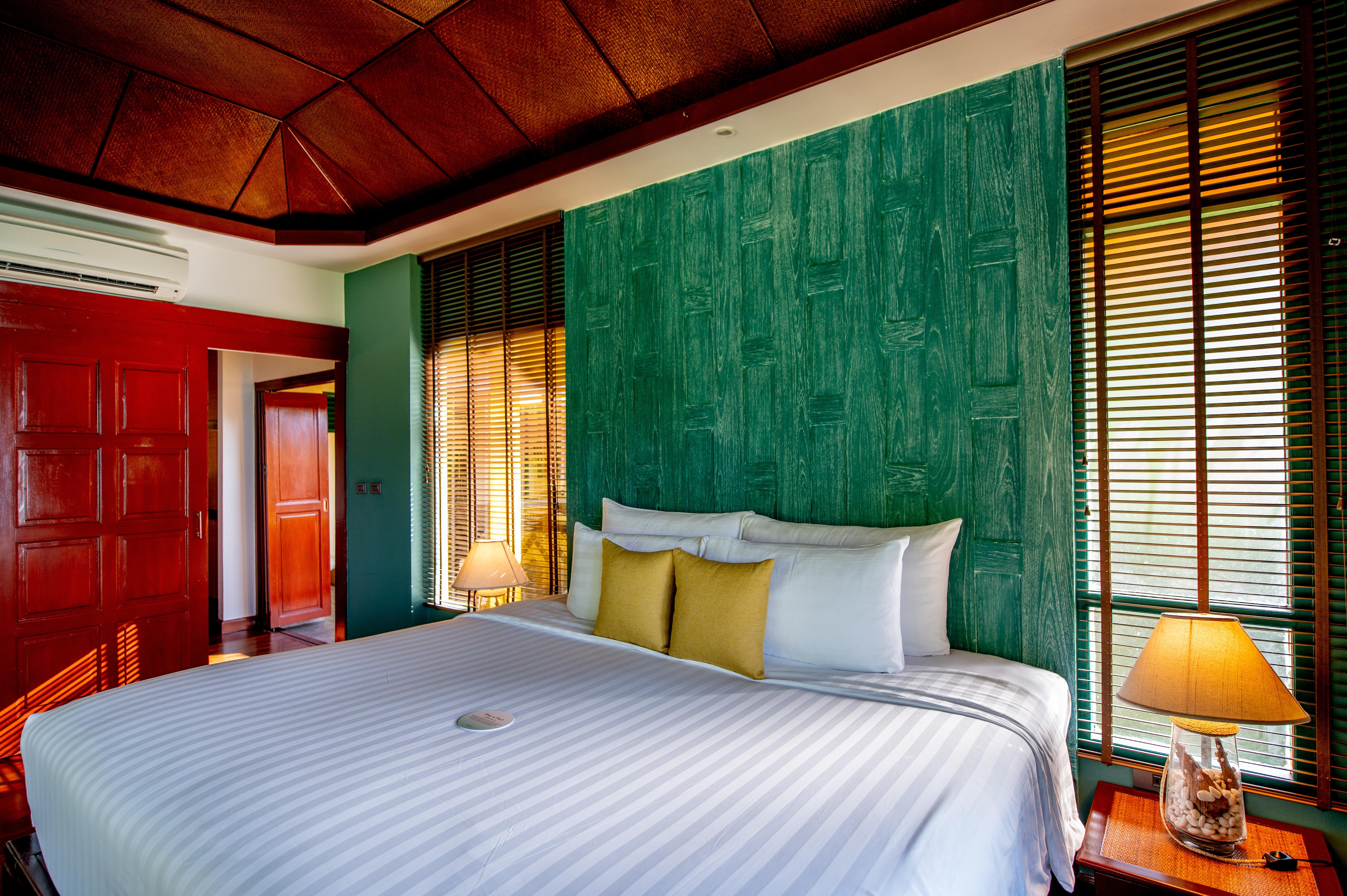 Saii Phi Phi Island Village Esterno foto A bedroom at the resort