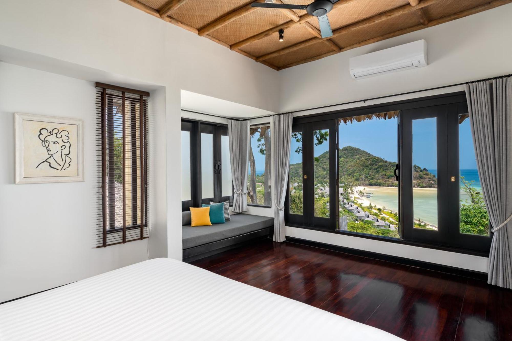 Saii Phi Phi Island Village Esterno foto A bedroom at the resort