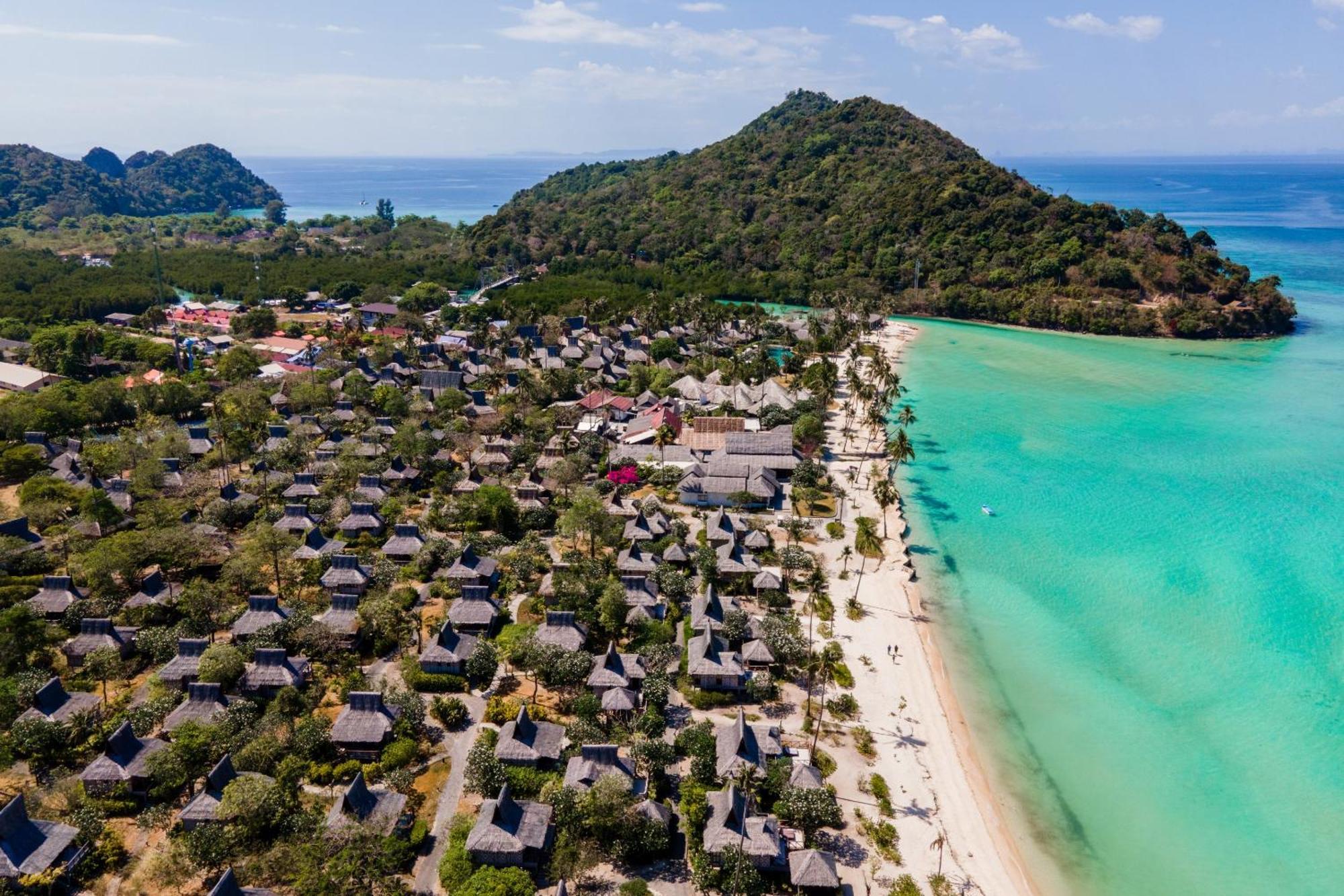 Saii Phi Phi Island Village Esterno foto Aerial view of the resort