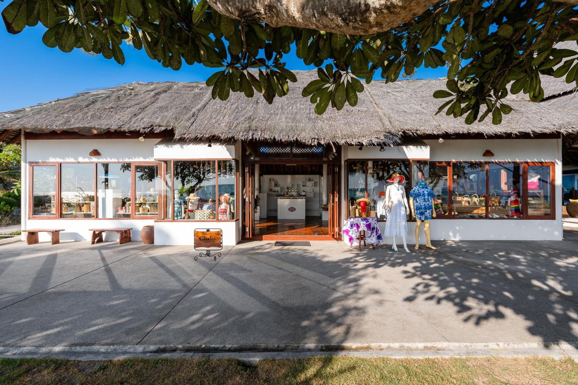 Saii Phi Phi Island Village Esterno foto The resort's main building