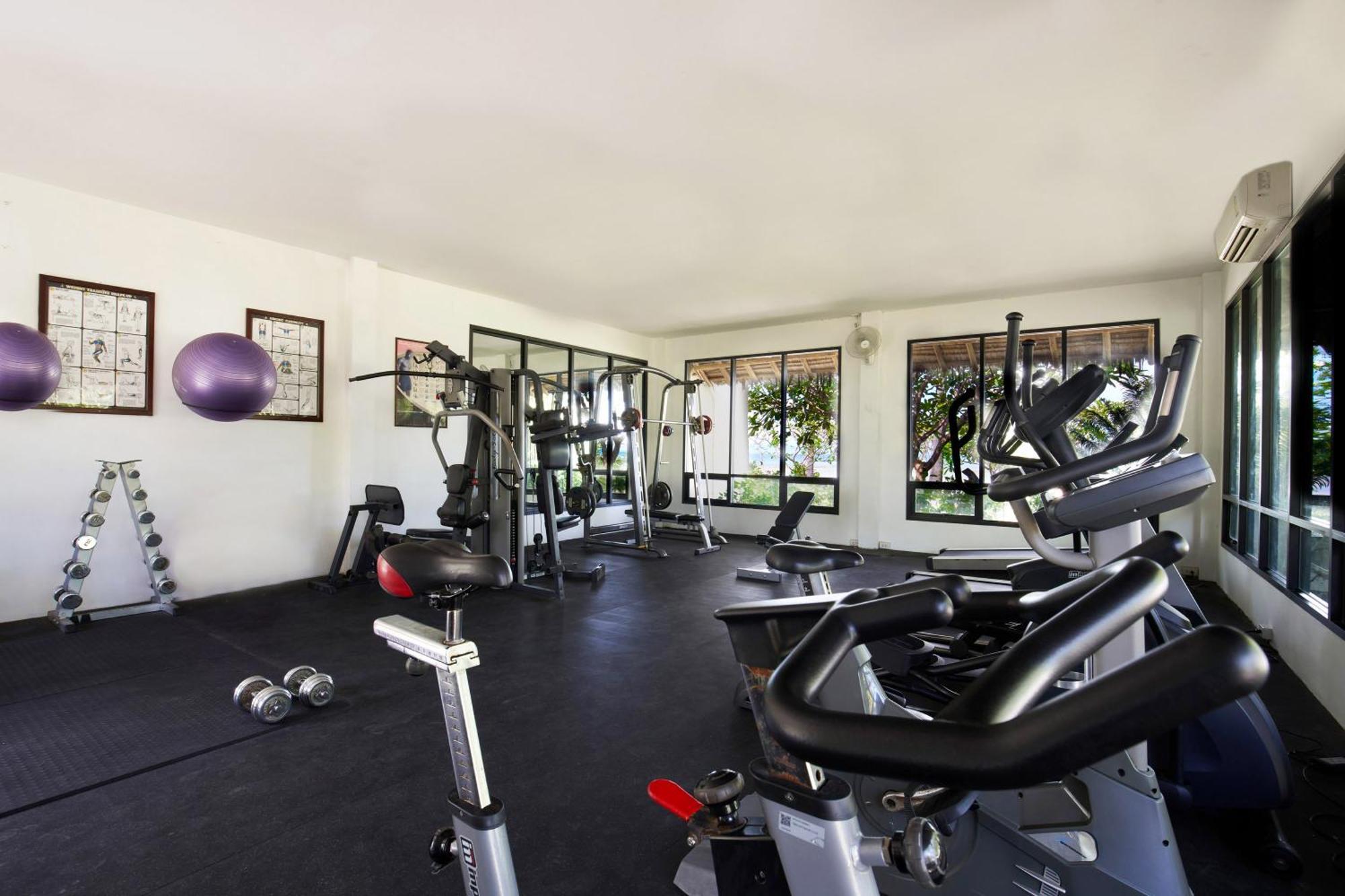 Saii Phi Phi Island Village Esterno foto A gym at a hotel