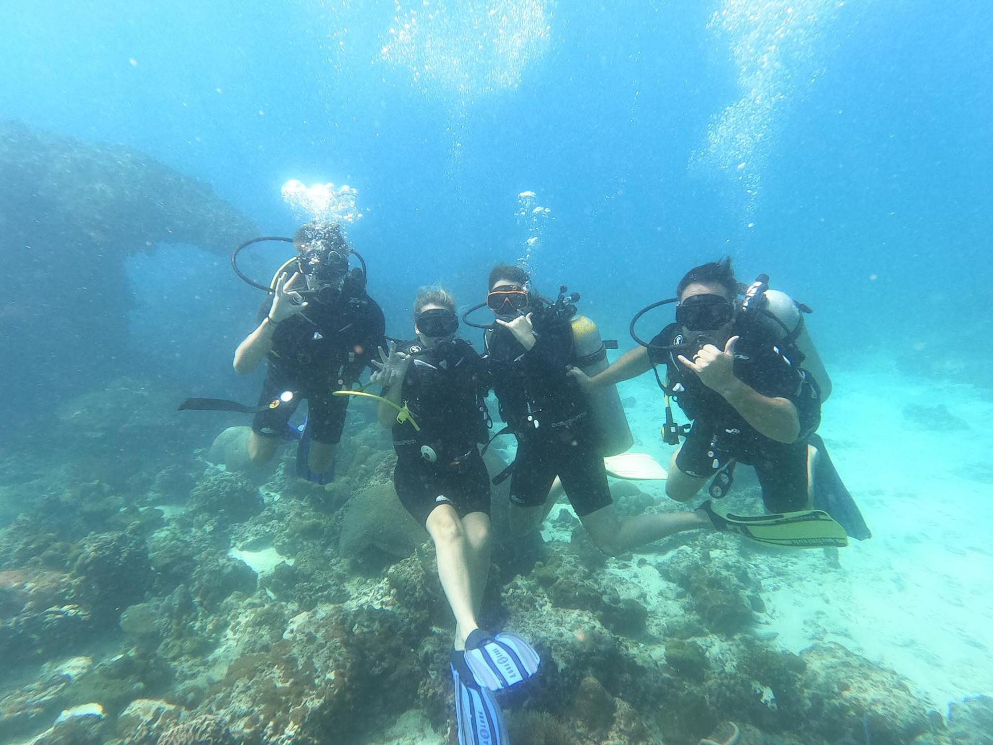 Saii Phi Phi Island Village Esterno foto Scuba divers at the Blue Hole