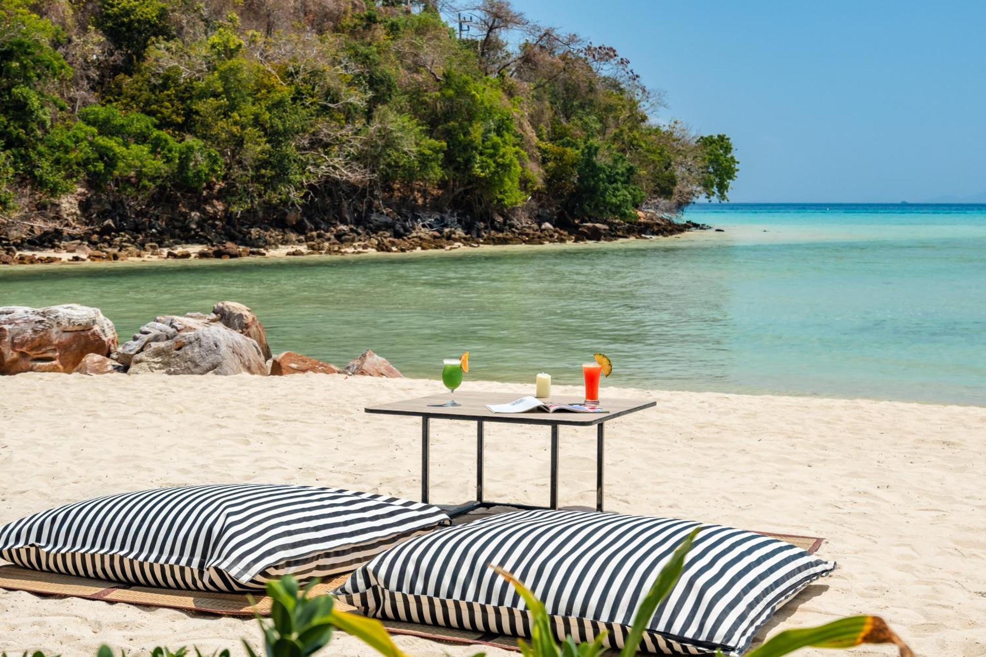 Saii Phi Phi Island Village Esterno foto Beach at the resort