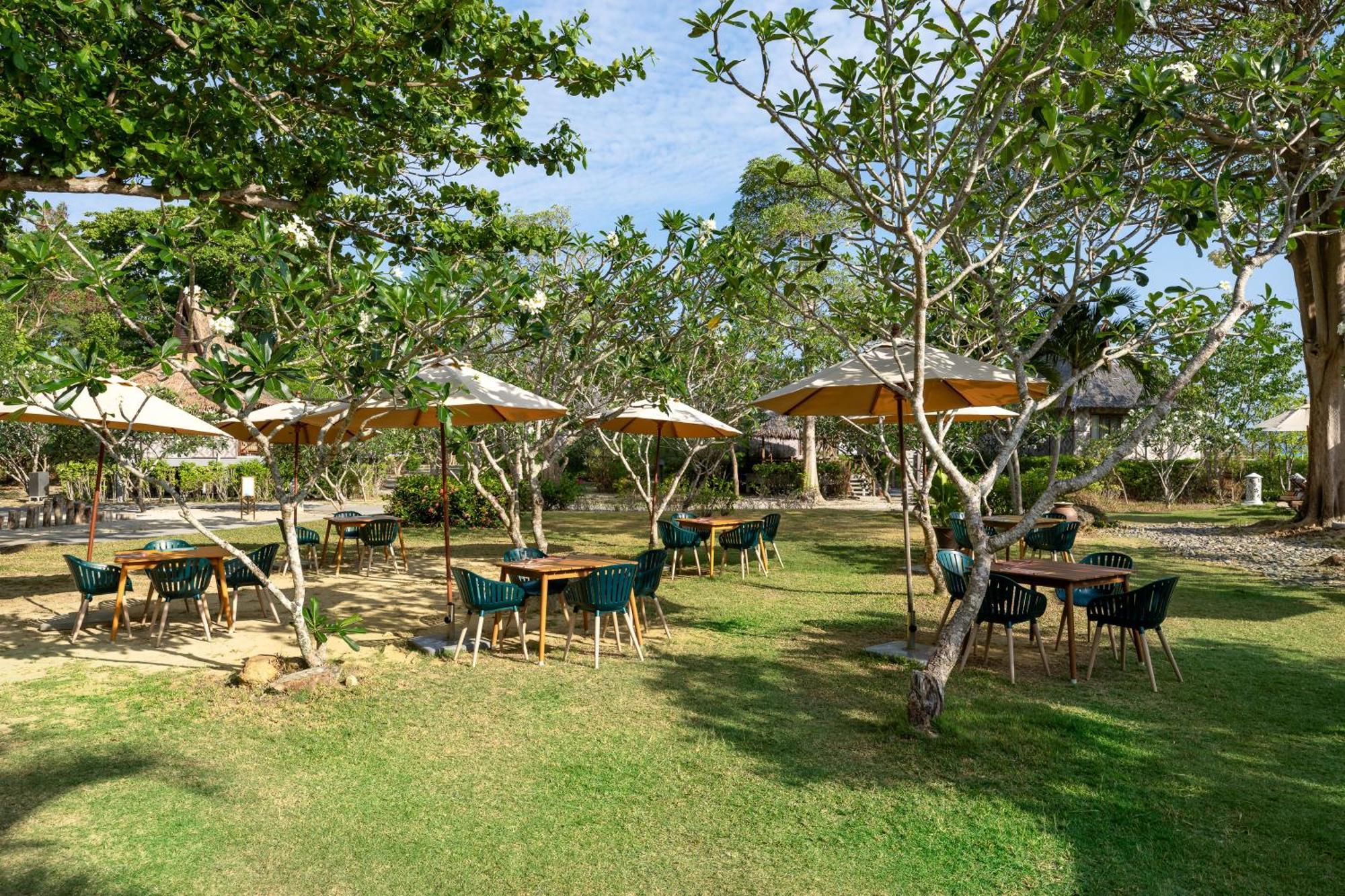 Saii Phi Phi Island Village Esterno foto The lawn at the resort