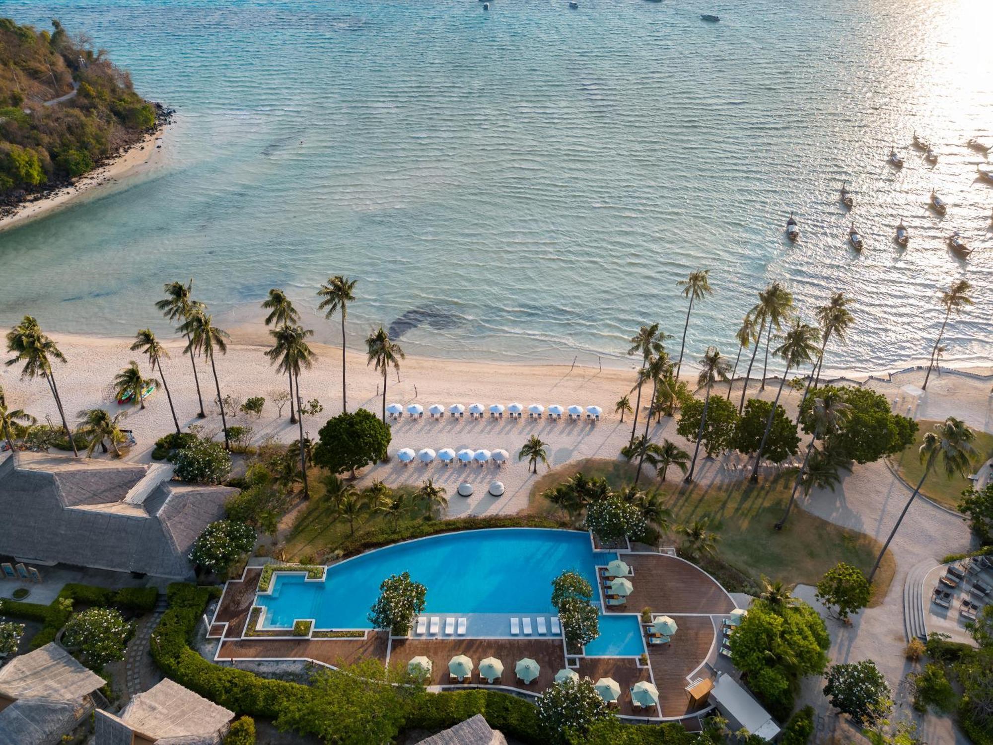 Saii Phi Phi Island Village Esterno foto Aerial view of the beach at the resort