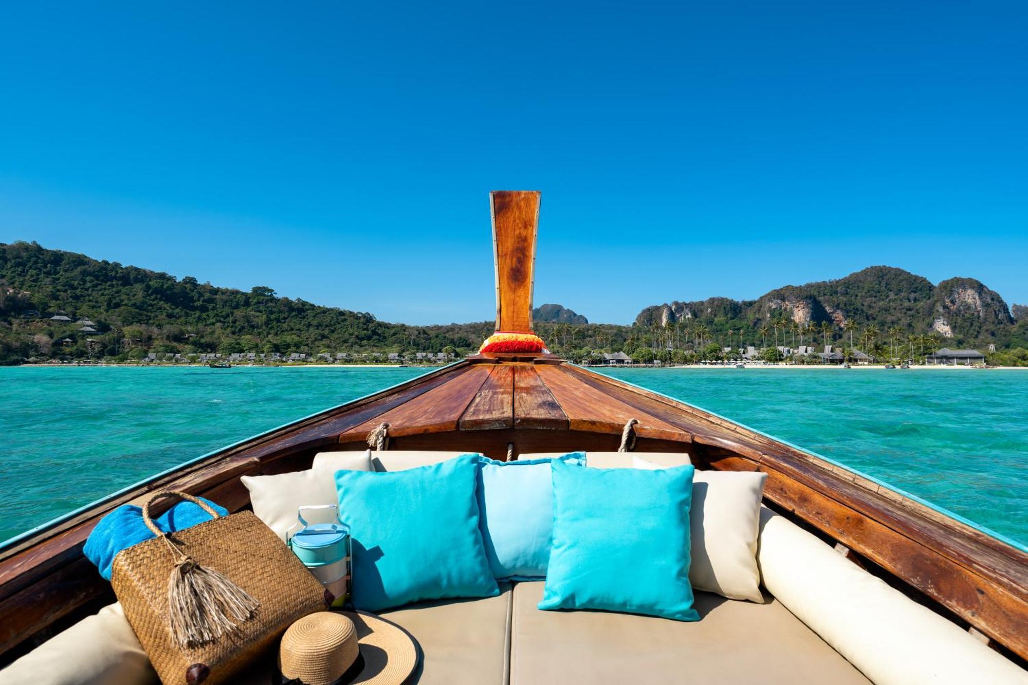 Saii Phi Phi Island Village Esterno foto View of Phi Phi Don from a boat