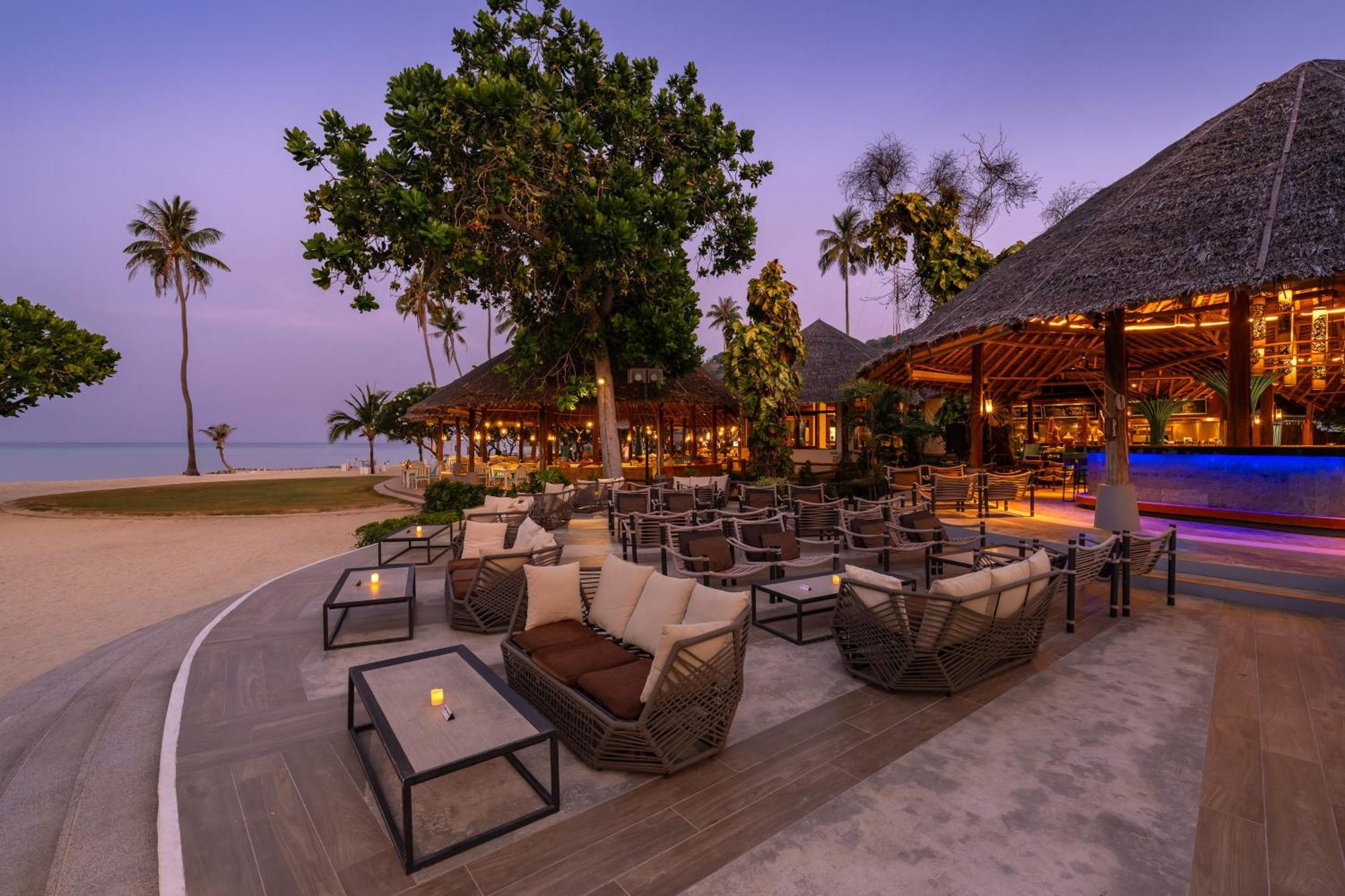 Saii Phi Phi Island Village Esterno foto The Beach Club