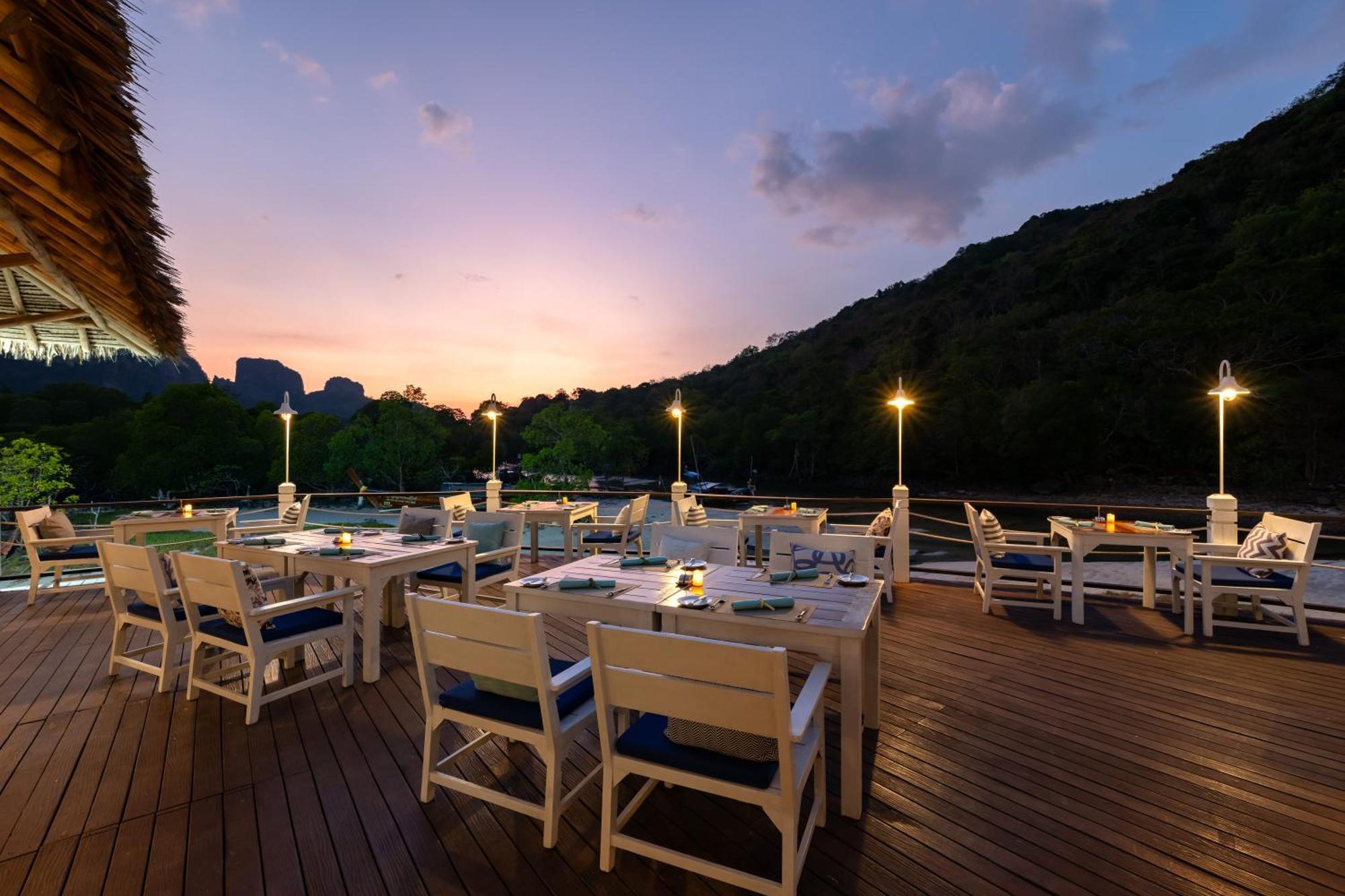 Saii Phi Phi Island Village Esterno foto The Deck