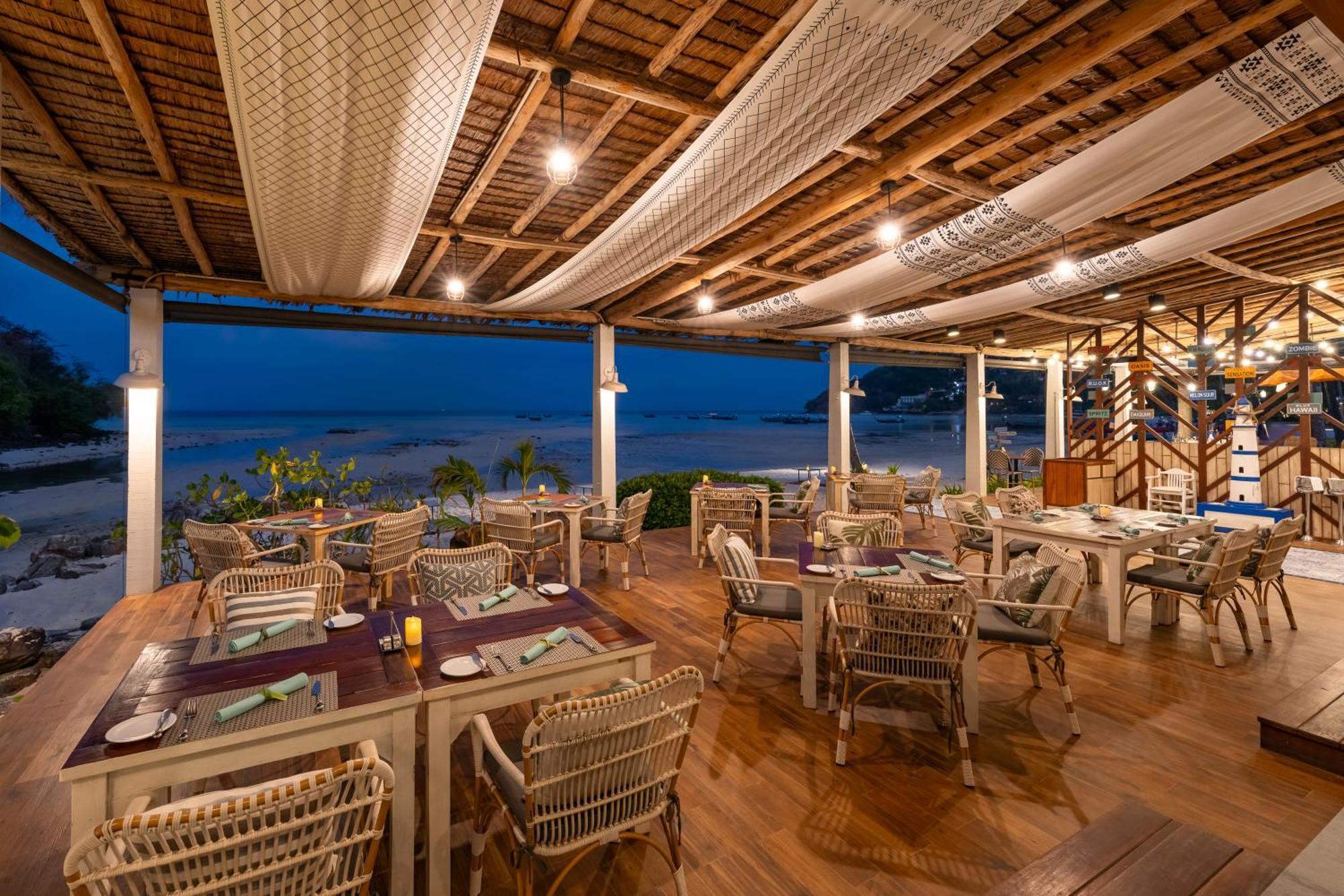 Saii Phi Phi Island Village Esterno foto The Beach Club