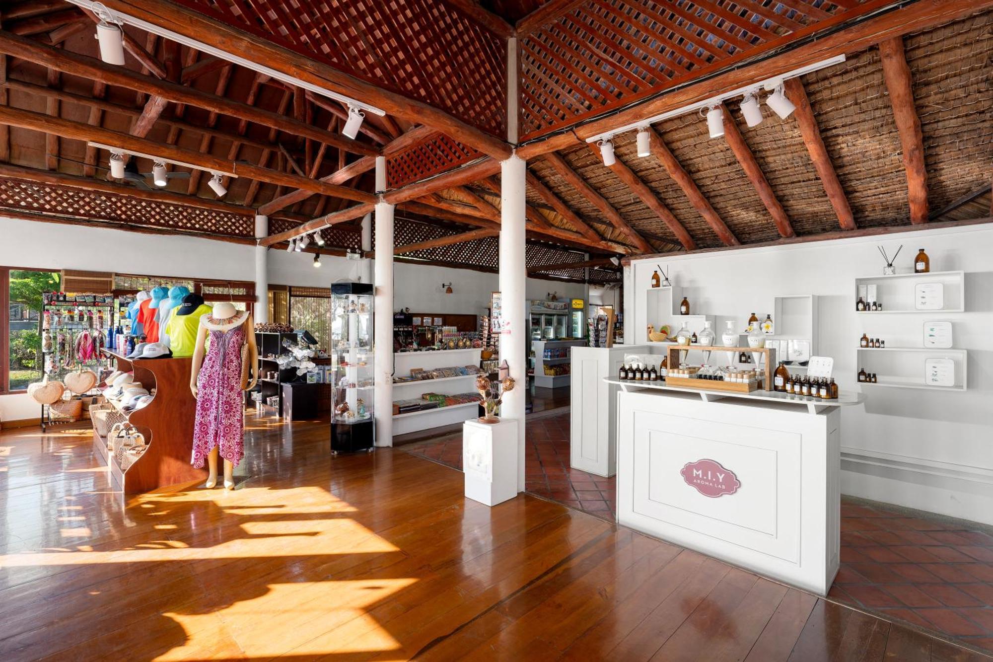 Saii Phi Phi Island Village Esterno foto The interior of a typical shop at the resort