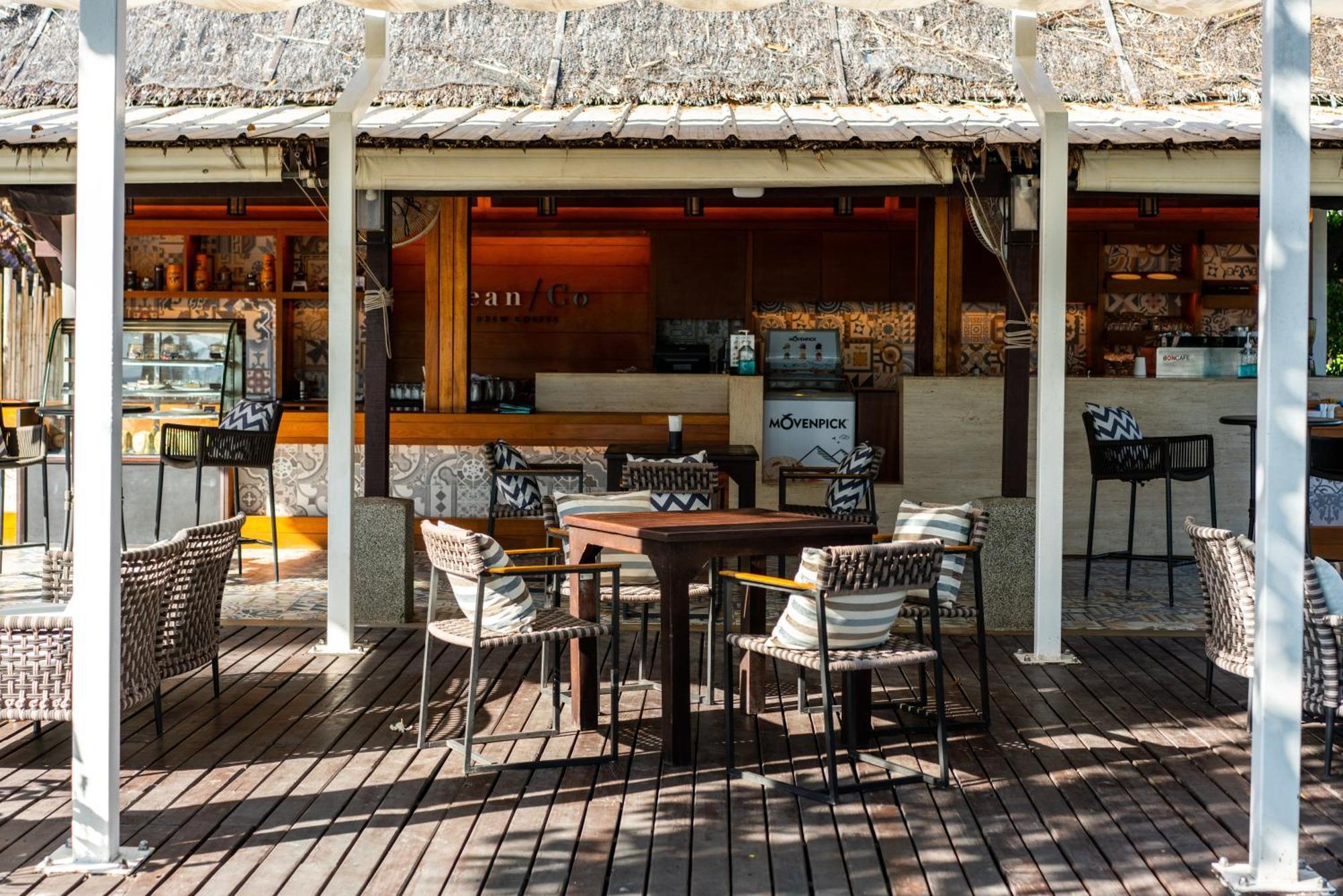 Saii Phi Phi Island Village Esterno foto The bar at the pool