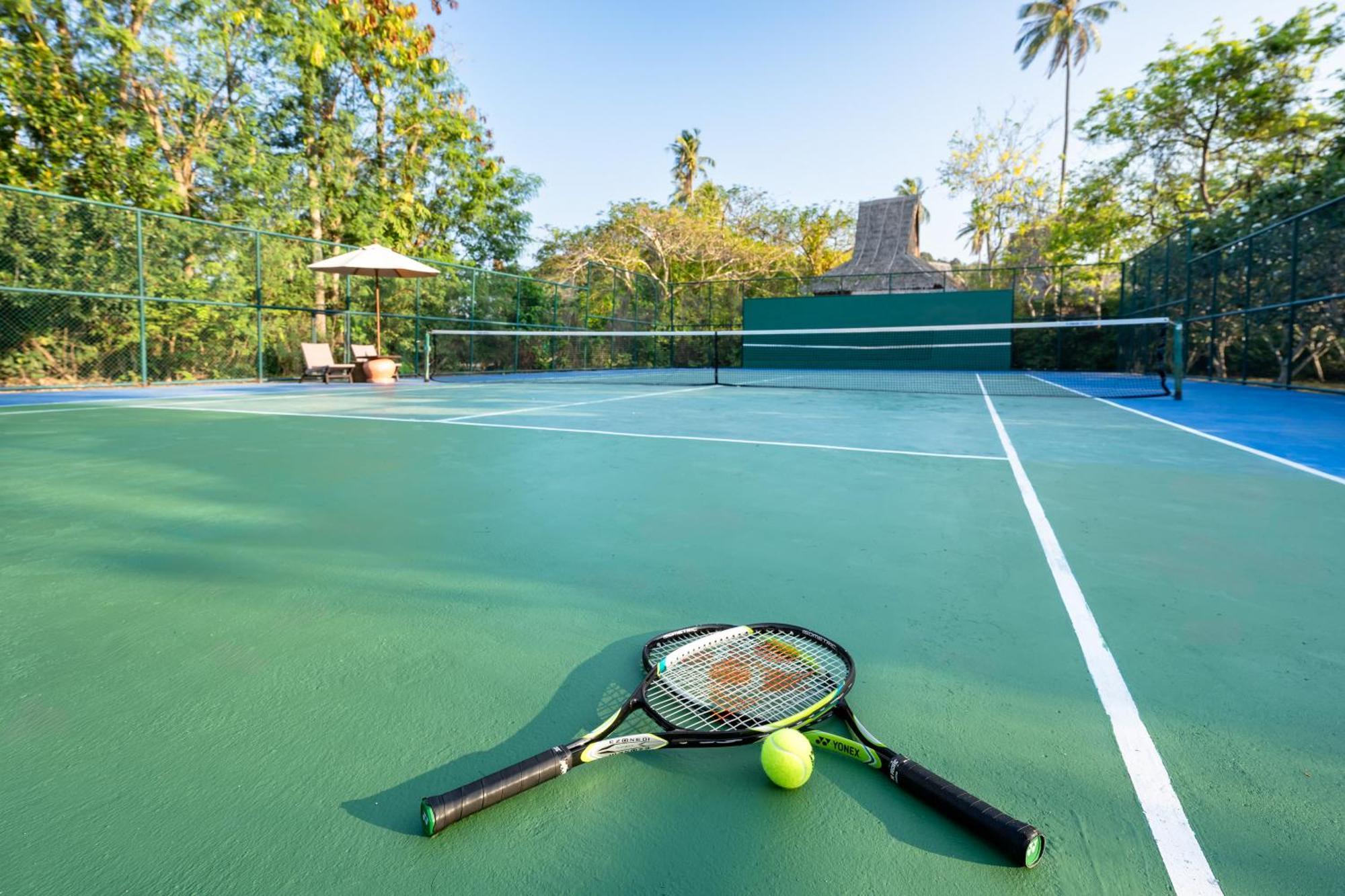 Saii Phi Phi Island Village Esterno foto Tennis court at the resort