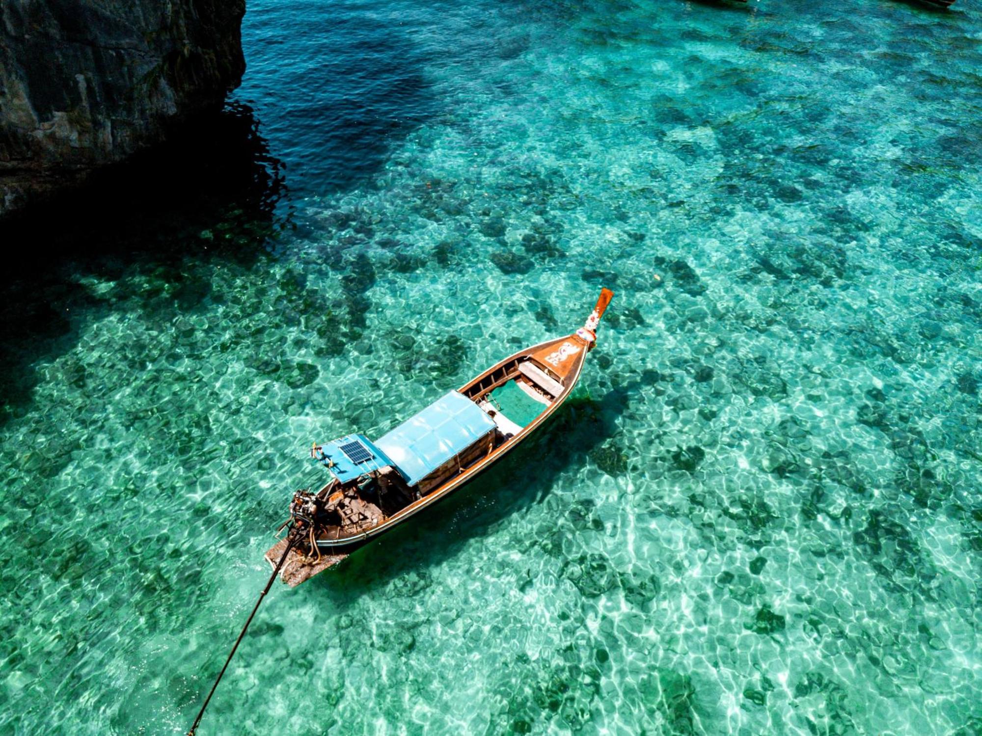 Saii Phi Phi Island Village Esterno foto A longtail boat at Phi Phi Don