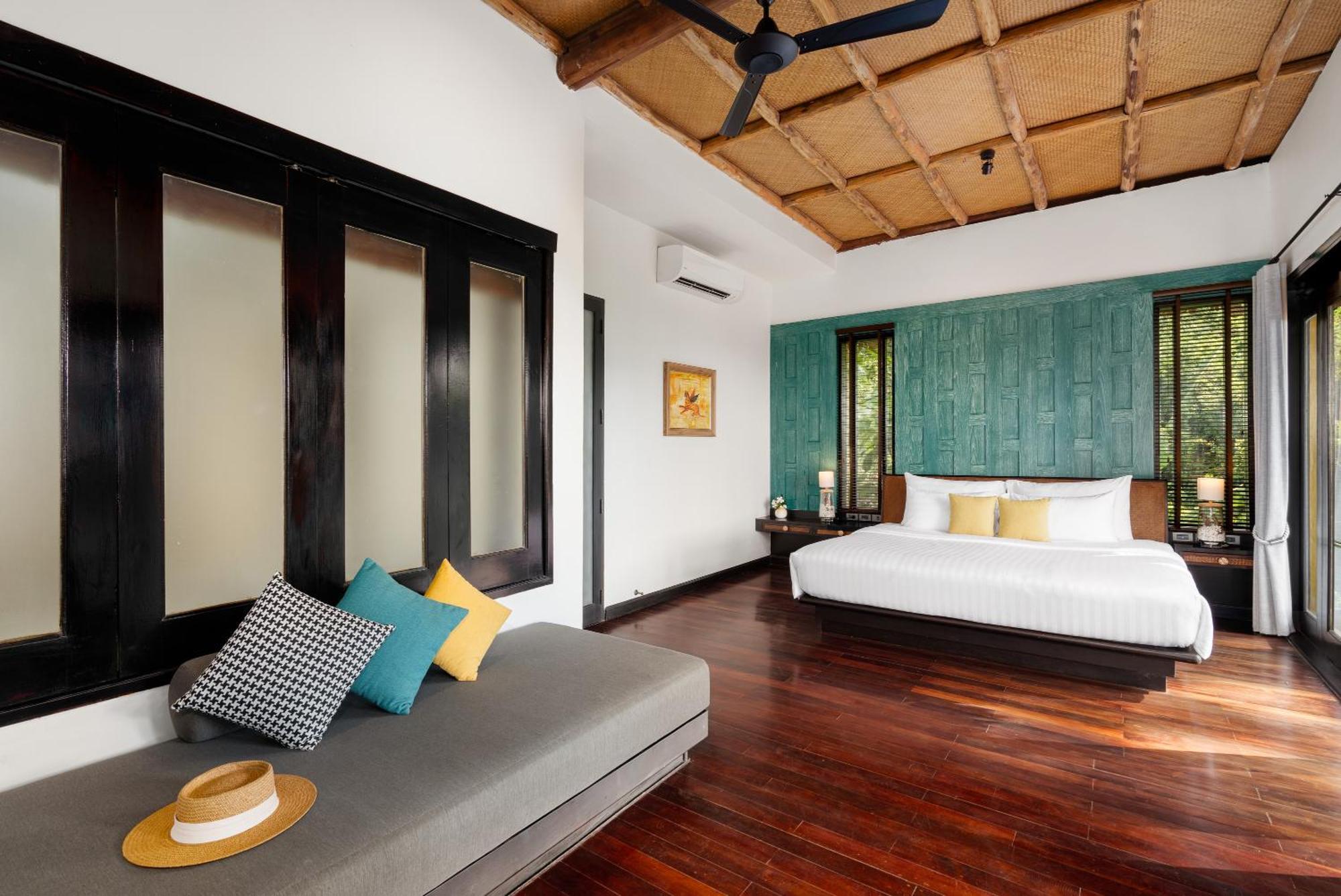 Saii Phi Phi Island Village Esterno foto A bedroom at the resort