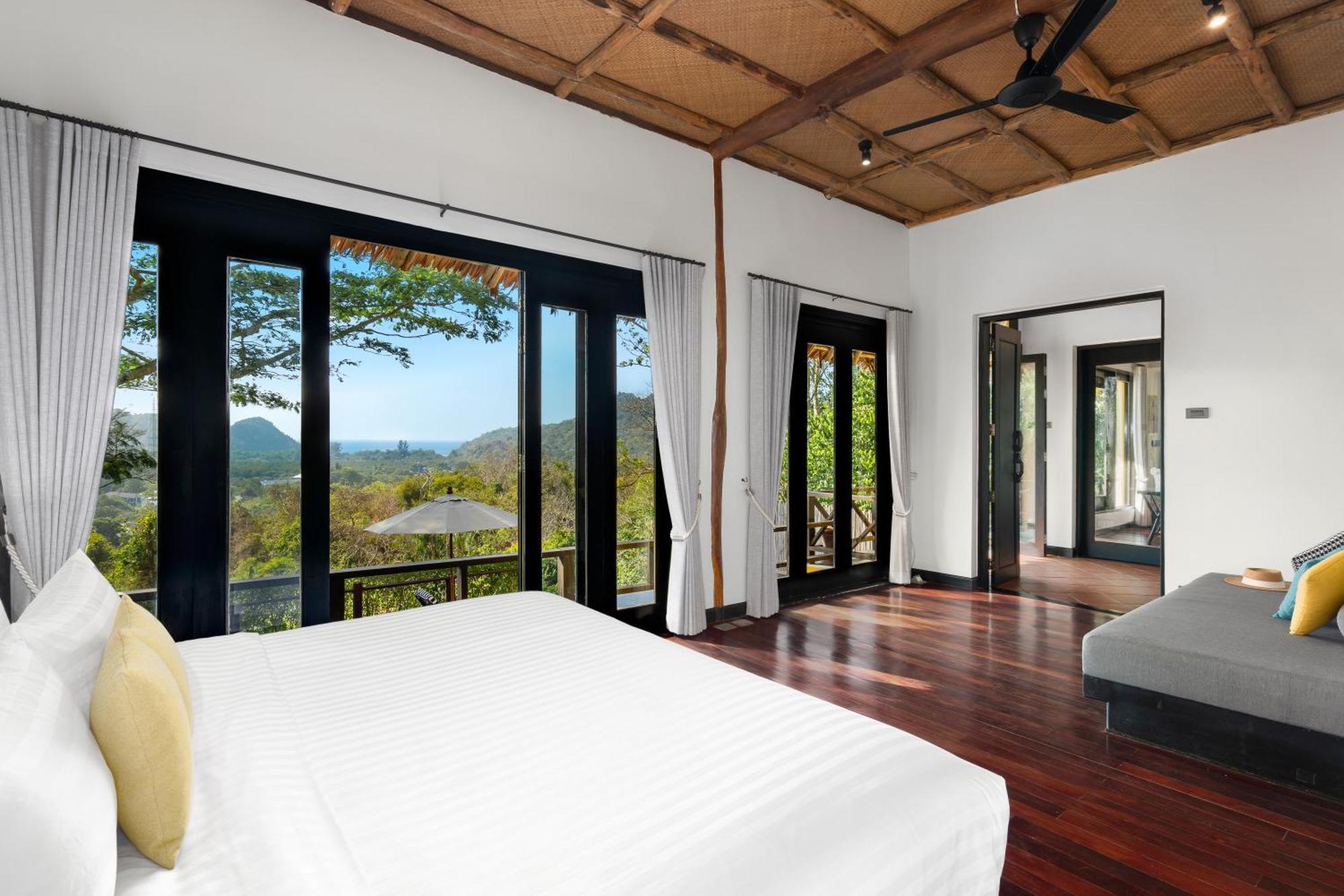 Saii Phi Phi Island Village Esterno foto A bedroom at the resort